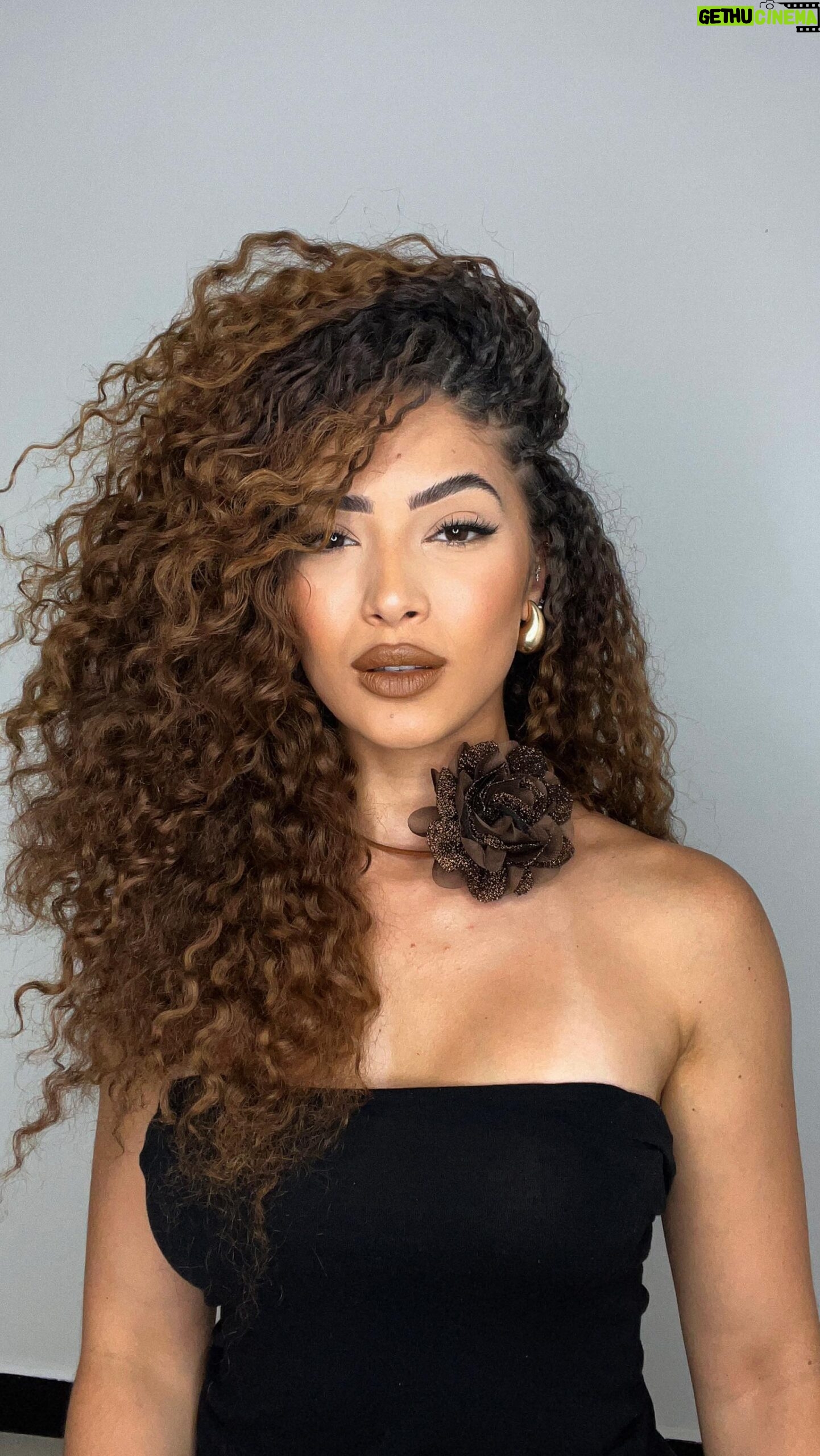 Graciely Junqueira Instagram - O volume do meu cabelo já significou insegurança pra mim. Eu tinha receio dos olhares e das opniões, hoje significa poder, beleza e identidade. Como é bom se dar uma chance, cada beleza é única e merece ser enaltecida. #cabelo#cabelocacheado#cacheadasdagraci#cachos#cacheadas#explorar#finalização#cacheadasdagraci