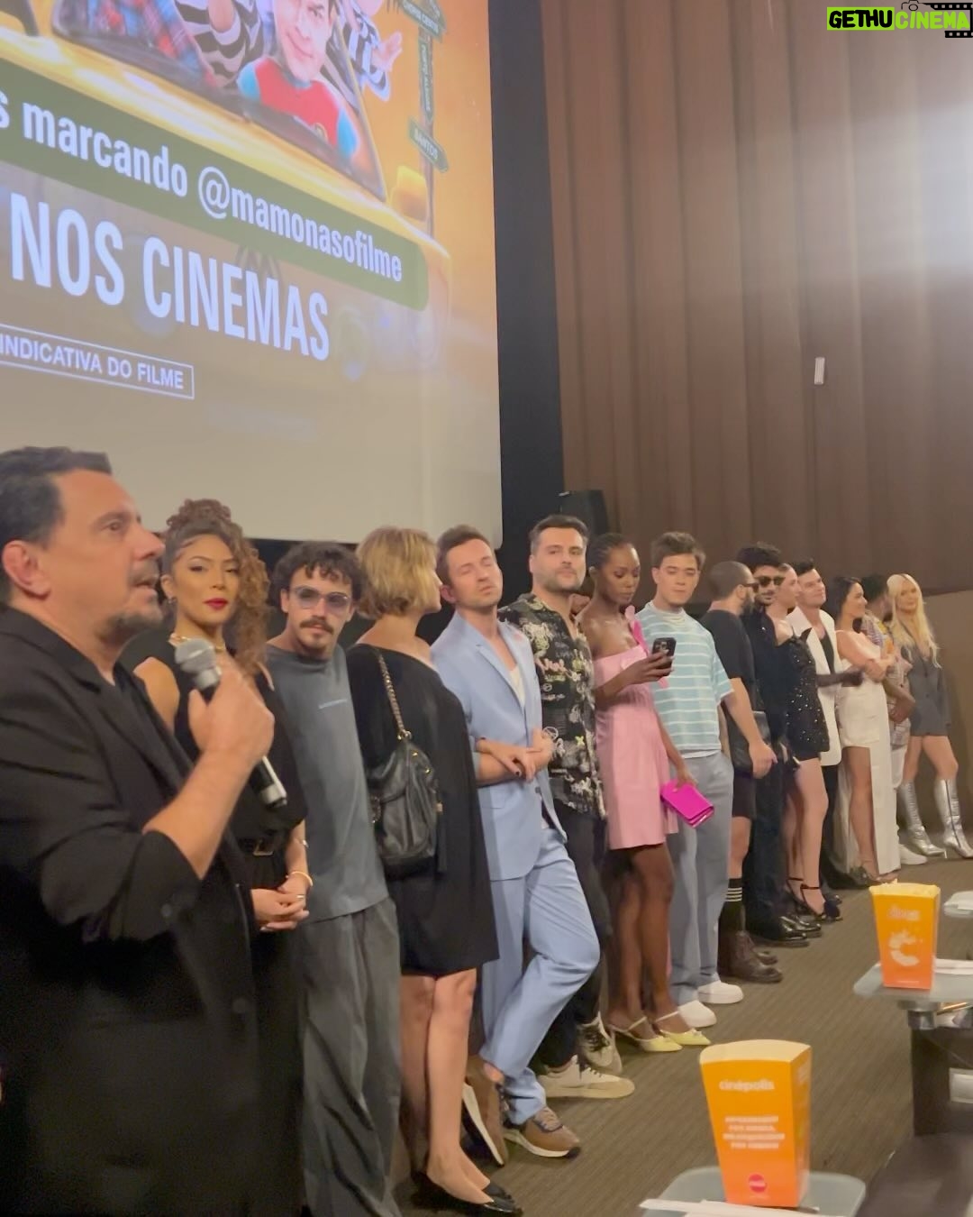 Graciely Junqueira Instagram - Ontem foi uma noite especial, me vi pela primeira vez no cinemaaaaa. Rolou pré estreia de Mamonas Assassinas - O Filme , dá pra perceber no meu sorrisão o quanto eu tava feliz . Descobri que minha personagem tem até apelido “ periguete de Jundiaí “ HAHAH . Mamonas assassinas - O filme , dia 28/12 nos cinemas. 🍿🎬
