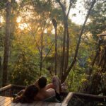 Graciely Junqueira Instagram - Eu sempre tive vontade de passar uns dias numa cabana no meio do mato hahahha vivi a experiência pela primeira vez e foi simplesmente perfeito. Barulhinho da natureza, ofurô, sauna, lareira, rede suspensa ,ambiente lindoo e ainda estava com uma ótima companhia… tem como voltar no tempo, não ? @thebarnrefuge