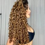 Graciely Junqueira Instagram - Sequência de fotos do meu cabelo porque hoje ele esta um acontecimento ✨🥹❤️ #curlyhair #curlyhairstyles #cabelocacheado