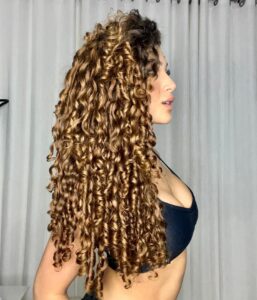 Graciely Junqueira Instagram - Sequência de fotos do meu cabelo porque hoje ele esta um acontecimento ✨🥹❤️ #curlyhair #curlyhairstyles #cabelocacheado