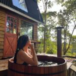Graciely Junqueira Instagram - Eu sempre tive vontade de passar uns dias numa cabana no meio do mato hahahha vivi a experiência pela primeira vez e foi simplesmente perfeito. Barulhinho da natureza, ofurô, sauna, lareira, rede suspensa ,ambiente lindoo e ainda estava com uma ótima companhia… tem como voltar no tempo, não ? @thebarnrefuge