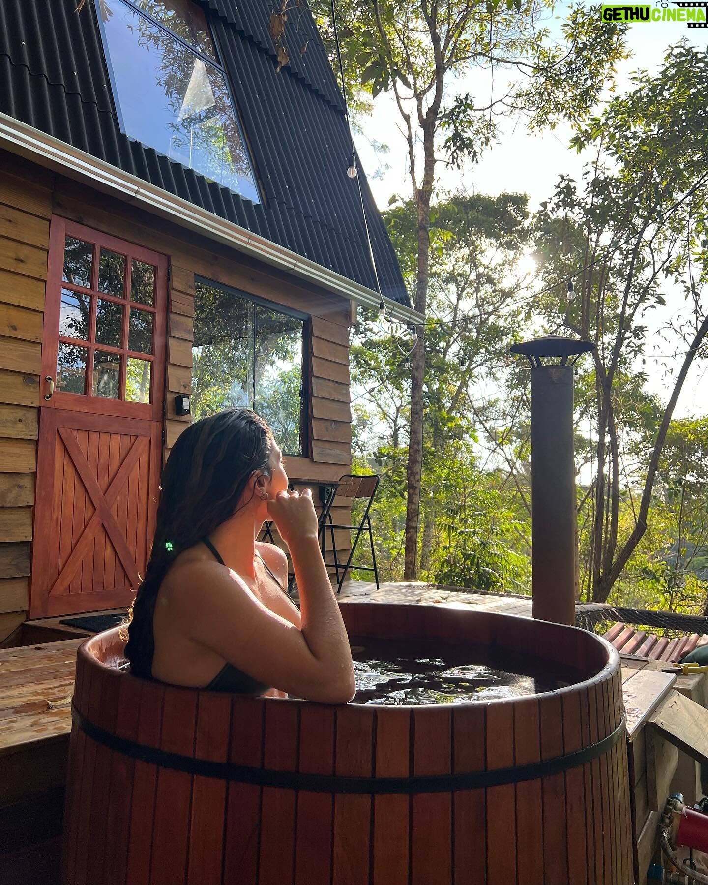 Graciely Junqueira Instagram - Eu sempre tive vontade de passar uns dias numa cabana no meio do mato hahahha vivi a experiência pela primeira vez e foi simplesmente perfeito. Barulhinho da natureza, ofurô, sauna, lareira, rede suspensa ,ambiente lindoo e ainda estava com uma ótima companhia… tem como voltar no tempo, não ? @thebarnrefuge