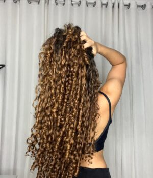 Graciely Junqueira Instagram - Sequência de fotos do meu cabelo porque hoje ele esta um acontecimento ✨🥹❤️

#curlyhair #curlyhairstyles #cabelocacheado
