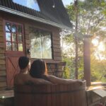 Graciely Junqueira Instagram - Eu sempre tive vontade de passar uns dias numa cabana no meio do mato hahahha vivi a experiência pela primeira vez e foi simplesmente perfeito. Barulhinho da natureza, ofurô, sauna, lareira, rede suspensa ,ambiente lindoo e ainda estava com uma ótima companhia… tem como voltar no tempo, não ? @thebarnrefuge