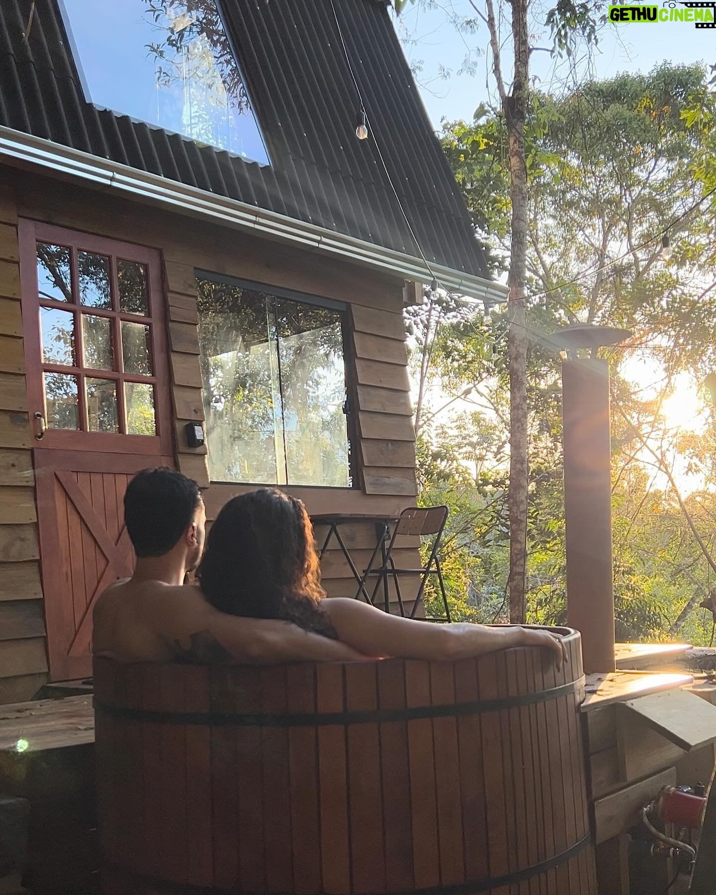 Graciely Junqueira Instagram - Eu sempre tive vontade de passar uns dias numa cabana no meio do mato hahahha vivi a experiência pela primeira vez e foi simplesmente perfeito. Barulhinho da natureza, ofurô, sauna, lareira, rede suspensa ,ambiente lindoo e ainda estava com uma ótima companhia… tem como voltar no tempo, não ? @thebarnrefuge