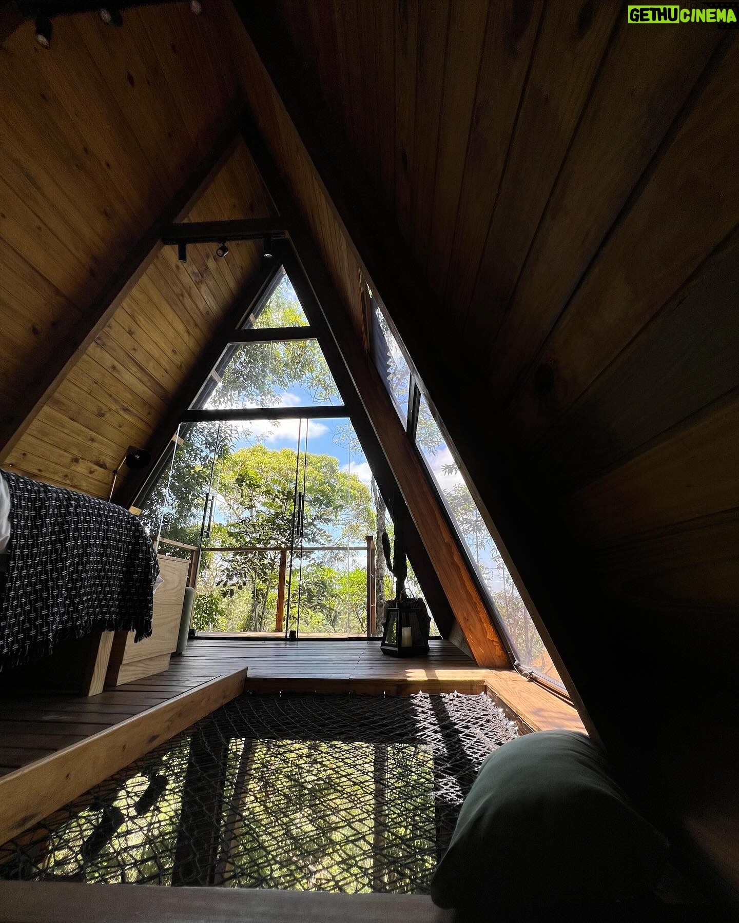 Graciely Junqueira Instagram - Eu sempre tive vontade de passar uns dias numa cabana no meio do mato hahahha vivi a experiência pela primeira vez e foi simplesmente perfeito. Barulhinho da natureza, ofurô, sauna, lareira, rede suspensa ,ambiente lindoo e ainda estava com uma ótima companhia… tem como voltar no tempo, não ? @thebarnrefuge