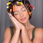 Graciely Junqueira Instagram - Texturização dos cachos com Flexi Rods Lavei o cabelo, não finalizei, e esperei chegar no ponto de úmido para molhado, isso facilita muito na hora de secar. Usei mosse e creme de pentear em cada mecha, desembaracei e coloquei os flexis, a numeração que escolhi foi a 4. Você pode fazer esse processo pela manhã e esperar secar ou fazer pela noite e dormir com eles como eu fiz ( não é muito confortável 🤣 ) No outro dia ainda precisei utilizar secador, quanto mais seco seu cabelo estiver na hora de retirar, melhor será o resultado. Essa texturização é ótima pra quem está em transição capilar, os cachos ficam bem definidos . Ja conheciam essa texturização? #cabelocacheado#texturizaçãocacheada#finalizaçãotransicao#transiçaocapilar#cacheada#cachos#explorar