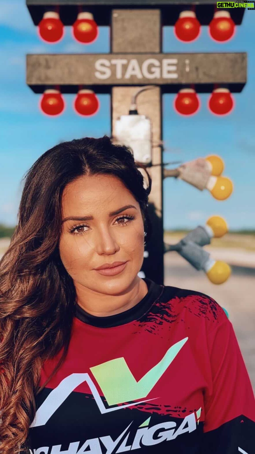 Gredmarie Colón Instagram - Listos para ver @losmecanicosmovie 🏁🚦🏎️💨 y conocer a “Linda Rivera” 🙋🏻♀️??? 🚨 GRAN ESTRENO 19 de Enero 2023. 🔥 SOLO EN CINES 🍿 🎫 ya los boletos están disponibles!!! Una comedia para toda la familia y en honor al deporte del aceleramiento. Así que a todos los “fiebruzzzz” esto es pa ti. #behindthescenes #memories #gredmariecolon #actress #latina #fisrtmovie #losmecanicosmovie #puertorico #cine #film