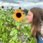 Gredmarie Colón Instagram - Enfoca tu mirada hacia la luz, como un girasol en busca del sol, y verás cómo todo florece a tu alrededor. 🌻 ☀️ #sunflowerpower #naturebeauty #followthelight #bloomingseason #growthmindset