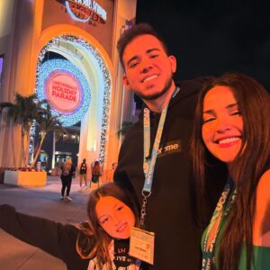 Gredmarie Colón Instagram - Feliz Víspera de Reyes 👑🐫🐫🐫 

#universalstudios #islandofadventure #orlando #gredmariecolon #visperadereyes #family #kamilia #fyp