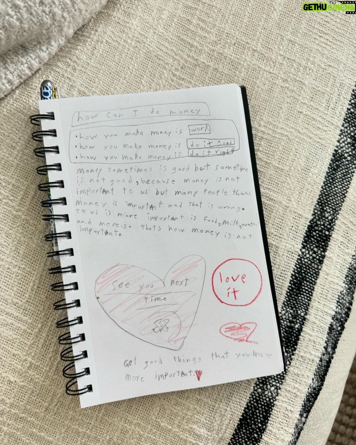 Gredmarie Colón Instagram - Kamilia me sorprendió ayer con esta reflexión. ¿Que piensas al respecto? Dale SWIPE 📝 No es un trabajo de la escuela ni nada por el estilo. Simplemente se sintió inspirada, decidió escribirlo y cuando me lo mostró me dejó sin palabras. Amo que tenga presente que hay cosas más importantes que el dinero. ✨❤️🙏🏻 Bendiciones a todos. 🫶 #kamilia #reflexión #money #inspiration #writing #moneyisnoteverything #reflection #love #grateful