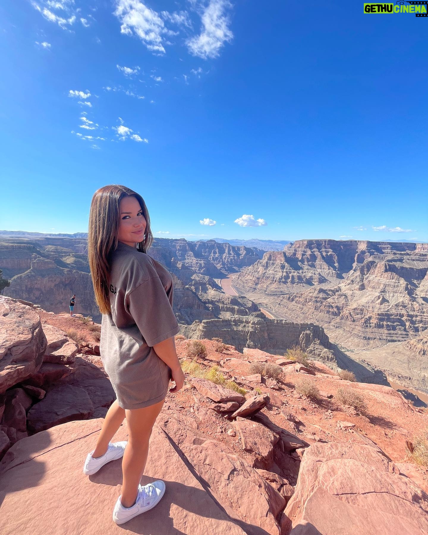 Gredmarie Colón - 21.4K Likes - 🌵G R A N D C A N Y O N 🏜️
•
•
#thegrandcanyon #arizona #roadtrip #tbt #familytrip