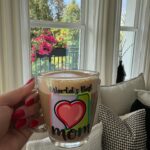 Gredmarie Colón Instagram - Kamilia me sorprendió con esta hermosa taza ☕️ y les aseguro que es el mejor regalo que he podido recibir en toda mi vida 🥹❤️🙏🏻. Si aún estás buscando alternativas para regalar dale SWIPE. Oler riquísimo siempre es una buena idea y más si tiene las tres B…bueno, bonito y barato. 🎁🎄❤️ 🚨 ENCUENTRA EL LINK PARA ORDENAR ONLINE EN MI STORIE. 🚨 #gredmariecolon #classy&sassy #liabykamilia #fragancias #regalos #christmas