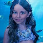 Gredmarie Colón Instagram - U N D E R T H E S E A 🫧 Mi sirena 🧜🏼‍♀️ encontró su tesoro.🐚🌊🐠🫧. @williesepulvedastudio 📸 Kamilia disfrutó mucho la sesión de fotos🥰🙏🏻. Si quieres que tu pequeña tenga unas fotos así de hermosas menciónales que viste este post y te darán $50 de descuento 🤗. #Kamilia #mermaid #photoshoot #williesepulvedastudio