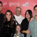 Gredmarie Colón Instagram - ¡Enamorada de mi familia! ❤️🙏🏻🥰 Demasiado feliz en la PREMIER de primera película @losmecanicosmovie junto a las personas que más amo. 🫶❤️ 🚨SOLO EN CINES 🍿🎞️ Es una comedia para toda la familia. Vayan a verla y me dejan saber su feedback. 🔥 Si ya la viste, ¿que tal? 🥰 Gracias por las fotos @camarareadyonline 🙏🏻 H&M by @raizamontes 💎✨ #losmecanicos #premier #cine #movie #theather #gredmariecolon #actress #latina #family