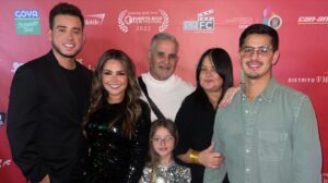 Gredmarie Colón Instagram - ¡Enamorada de mi familia! ❤️🙏🏻🥰

Demasiado feliz en la PREMIER de primera película @losmecanicosmovie junto a las personas que más amo. 🫶❤️ 

🚨SOLO EN CINES 🍿🎞️
Es una comedia para toda la familia. Vayan a verla y me dejan saber su feedback. 🔥

Si ya la viste, ¿que tal? 🥰

Gracias por las fotos @camarareadyonline 🙏🏻

H&M by @raizamontes 💎✨

#losmecanicos #premier #cine #movie #theather #gredmariecolon #actress #latina #family
