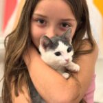 Gredmarie Colón Instagram - Wow puro amor en nuestro hogar. Gracias Dios 🙏🏻❤️🐱 Jamás había tenido gatos y jamás pensé que tendría alguno. Kamilia era la que soñaba con tenerlos. Yo sinceramente me rehusaba, porque estoy consciente de que tener animales es una gran responsabilidad. Aceptamos el compromiso como familia y solo fuimos en busca de un gat@ pero salimos con dos, pensar en separar a esas hermanitas nos partía el corazón. Esperamos una semana porque las iban a operar en el mismo shelter donde las rescataron. Kamilia no se imaginaba la sorpresa que le teníamos y por eso su reacción en el video anterior. Sin duda alguna adoptarlos fue la mejor decisión. Me quedó impresionada con lo limpi@s que son los gatos, la verdad no dan ni trabajo y son bien cariñosos pero a la vez muy independientes. So far so good. Somos madres primerizas de gatos. Cualquier consejo es bien recibido. Bendiciones familia 🥰😘 #family #kittens #cats #kamilia #catmomlife #adopted #lovebunddle #gratitude #sugar #cookie #sisters