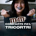 Gredmarie Colón Instagram - Comparte pa’l TRICORTRÍ con @mmspuertorico este próximo halloween 🎃👻. Regálale a tus amigos y familiares, un delicioso Monster Mash Brownie. Cada bite estará repleto de irresistibles m&m’s peanuts que te harán volver por más. Ingredientes: 🧙‍♀️🥜 1 taza de azúcar. 2 huevos. 1/2 taza de mantequilla. 2 cucharaditas de vainilla. 3/4 de taza de cocoa en polvo. 1/3 de taza de harina. 1/4 de cucharadita de sal. 1 empaque de m&m’s peanut. Hornea a 350F por 15 a 20 minutos siguiendo las instrucciones del video, ¡y listo! Disfruta con tus amigos y familia. #compartempaltrocortí #comparteestehalloween #halloweenconmms