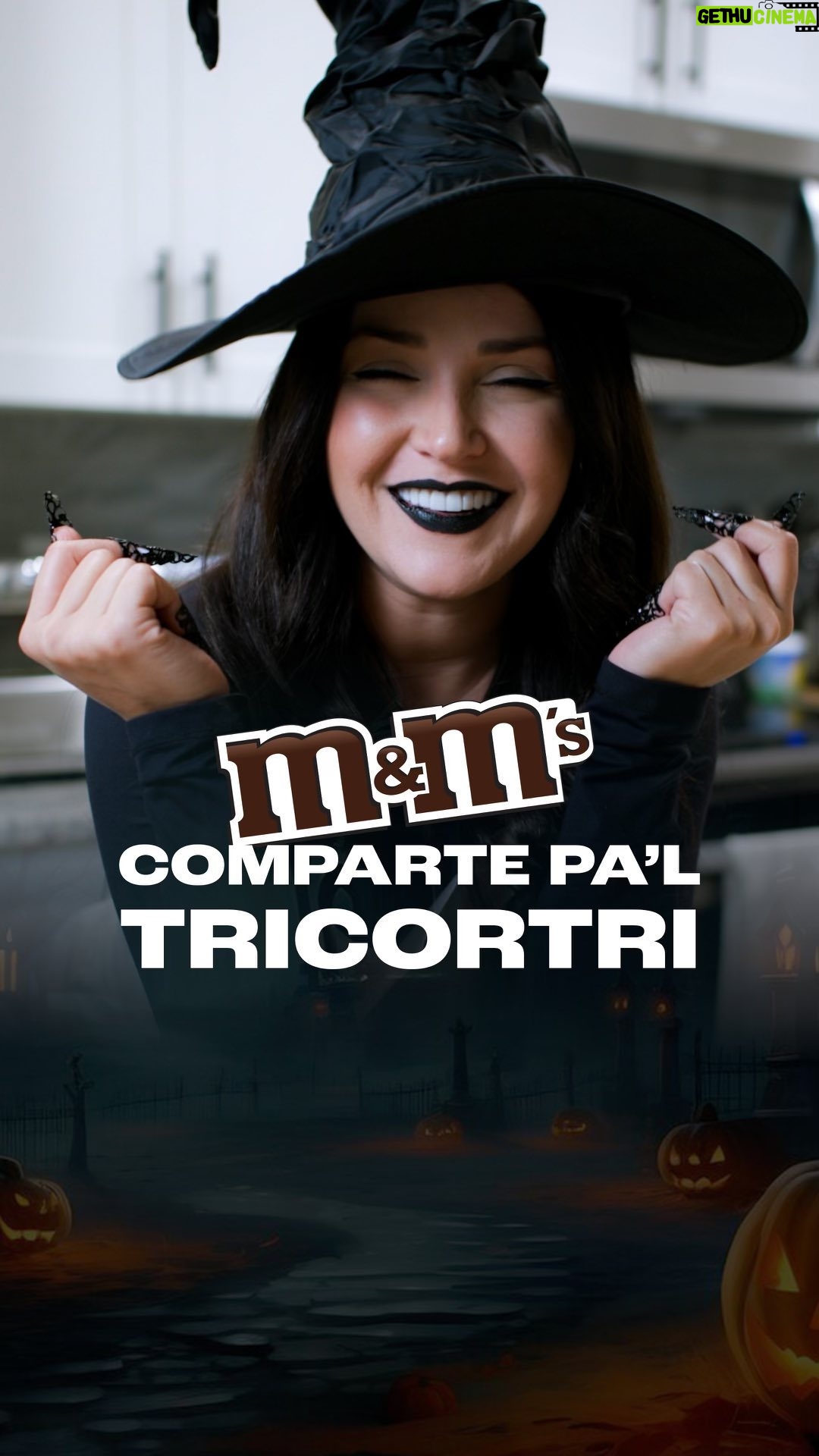 Gredmarie Colón Instagram - Comparte pa’l TRICORTRÍ con @mmspuertorico este próximo halloween 🎃👻. Regálale a tus amigos y familiares, un delicioso Monster Mash Brownie. Cada bite estará repleto de irresistibles m&m’s peanuts que te harán volver por más. Ingredientes: 🧙♀️🥜 1 taza de azúcar. 2 huevos. 1/2 taza de mantequilla. 2 cucharaditas de vainilla. 3/4 de taza de cocoa en polvo. 1/3 de taza de harina. 1/4 de cucharadita de sal. 1 empaque de m&m’s peanut. Hornea a 350F por 15 a 20 minutos siguiendo las instrucciones del video, ¡y listo! Disfruta con tus amigos y familia. #compartempaltrocortí #comparteestehalloween #halloweenconmms