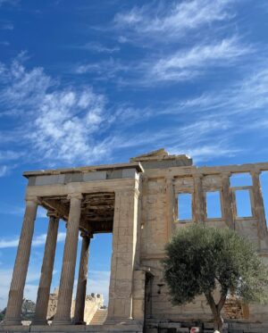 Gredmarie Colón Instagram - When in Athens… 🇬🇷 📍

Ruinas Antiguas 🏛️🪨

Cuando era niña quería ser Arqueóloga. Me fascinan demasiado todas las estructuras antiguas y toda su historia. 

#athens #greece #memories #dreamdestination #birthdaypresent #magicalplace #acropolis #partenon #greek #history #fyp