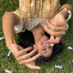 Greta Onieogou Instagram - #essiepartner still very much in my daisy jones era, and stoked to be celebrating national nail polish day today with @essie new gel couture collection, “fashion freedom”! it’s gonna be cowboy boots and groovy long-wear nails all summer long over here folks 💅🏾🤠 @cvs_beauty