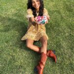 Greta Onieogou Instagram - #essiepartner still very much in my daisy jones era, and stoked to be celebrating national nail polish day today with @essie new gel couture collection, “fashion freedom”! it’s gonna be cowboy boots and groovy long-wear nails all summer long over here folks 💅🏾🤠 @cvs_beauty