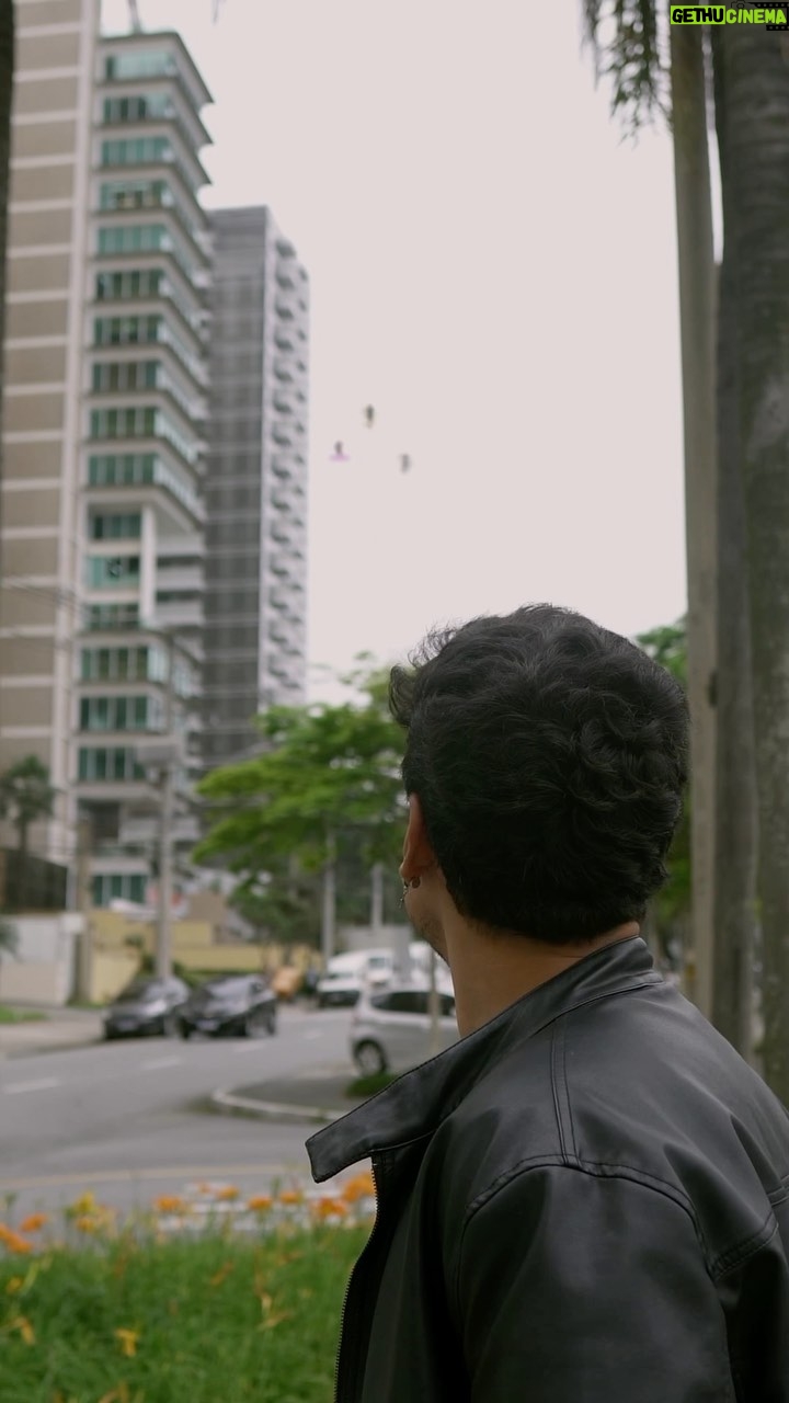 Gustavo Stockler Instagram - Coisa que acontece sempre pelo céu aqui hahaha As Marvels chega dia 9/11 nos cinemas! Já to com minha roupa de ir! |Publi