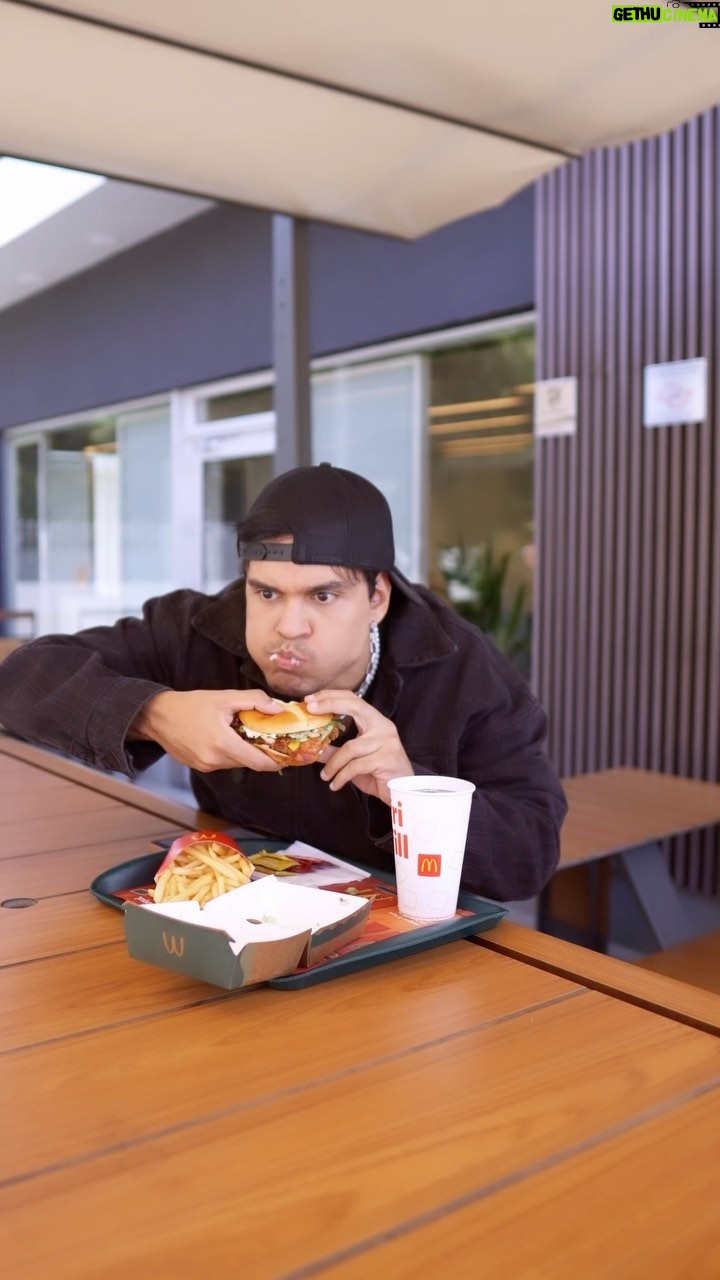 Gustavo Stockler Instagram - o McCrispy Chicken Legend é tão lendário que nem parece desse universo 🤤🤤🤤 @McDonalds_Br |publi
