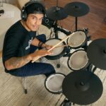 Gustavo Stockler Instagram - Vocês sabiam desse talento? O sonho de ter uma bateria @roland_Brasil aconteceu. Esse modelo é mega completo, mas eles tem uma linha incrível pra atender todas as necessidades. O acabamento e a qualidade do som me surpreenderam muito e ela tem uma pegada bem próxima de uma batera acústica, tanto em sensação tocando quanto em qualidade do áudio. Eu to apaixonado demais!