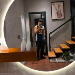 Gustavo Stockler Instagram - ANTES x DEPOIS! Mudou pouco hein hahaha acho que a maior mudança foi no piso, que deu toda a vibe da casa. A vantagem do piso vinílico é que a limpeza é muito fácil e é resistente a água, então fiquei super tranquilo com a cachoeira que virou minha cozinha hahaha esse modelo é o Madrid de 3mm da @durafloorbr