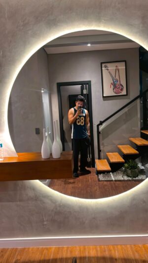 Gustavo Stockler Instagram - ANTES x DEPOIS! Mudou pouco hein hahaha acho que a maior mudança foi no piso, que deu toda a vibe da casa. A vantagem do piso vinílico é que a limpeza é muito fácil e é resistente a água, então fiquei super tranquilo com a cachoeira que virou minha cozinha hahaha esse modelo é o Madrid de 3mm da @durafloorbr
