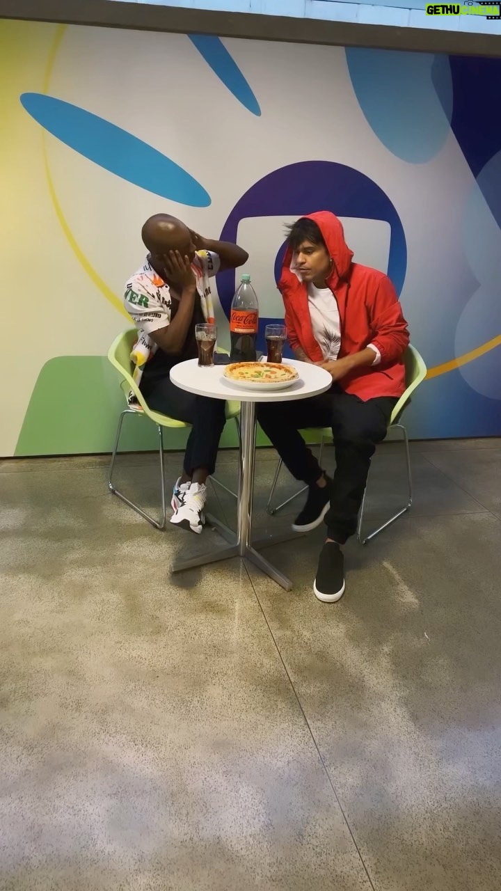 Gustavo Stockler Instagram - Oi Oi Oi! Quem lembra dessa novela que parou o Brasil? Eu lembro exatamente o que tava fazendo no dia do último capitulo. Saiu episódio novo de Novelei e sempre acompanhado da nossa parceira @cocaCola_Br |publi