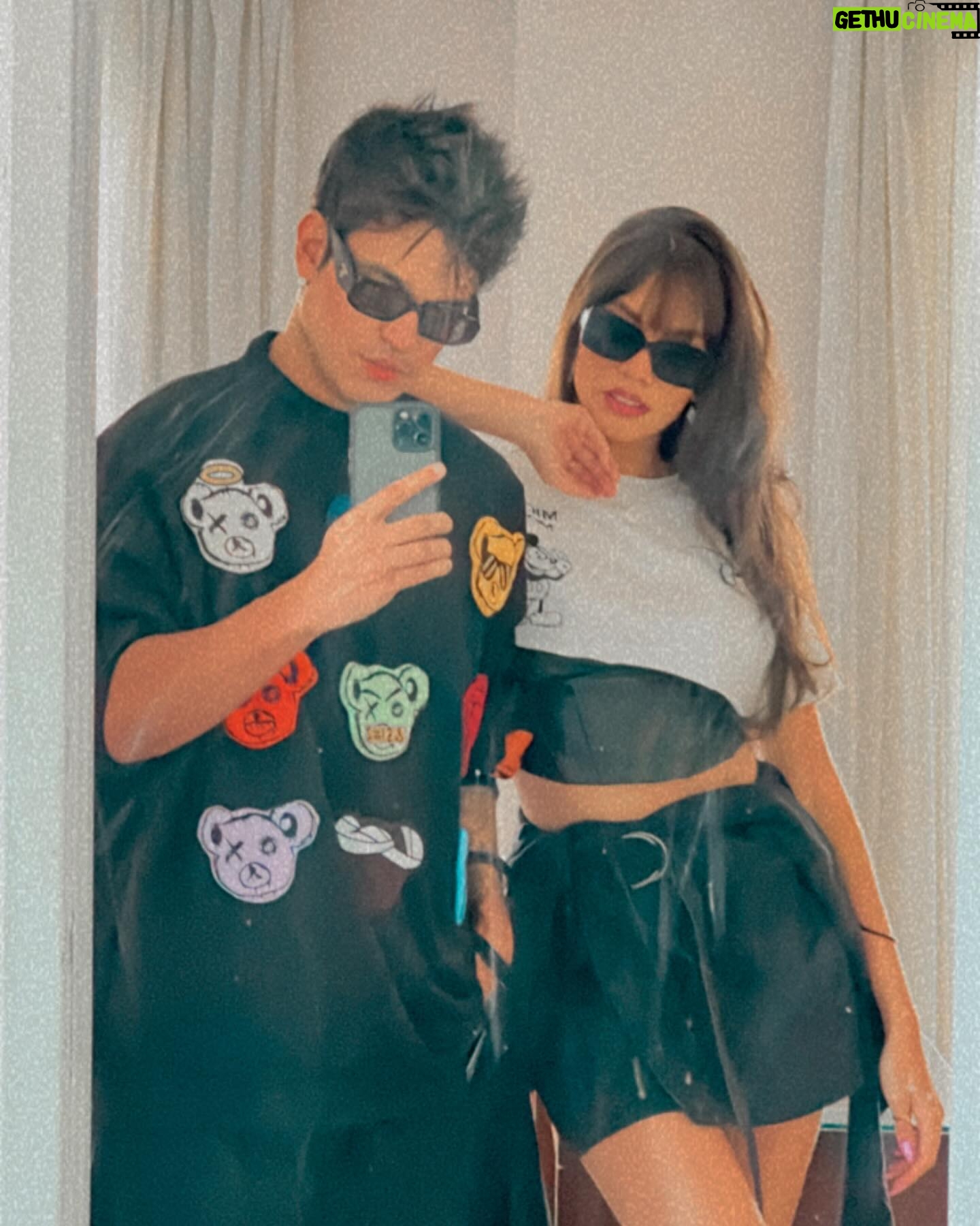 Gustavo Stockler Instagram - UM ANO COM ELA! É tão fácil perceber o bem que ela me faz e o bem que ela faz pra todos em sua volta, né? Desde o primeiro segundo que vi, sabia que era ela. Não tem muita explicação, e nem quero que tenha. Dentro dessa mulher tem muita força, pureza, sensualidade, inocência, garra, inteligência (muita), parceria, amor, cuidado e uma caralhada de adjetivos incríveis que consigo dar. Cada dia com ela é um sorriso diferente, cada dia com ela é mais uma transbordada de felicidade. Eu compartilho pouco com vcs aqui, mas garanto que vivo aquele filme de comédia romântica clichê que a gente tanto ama. Te amo, baby!