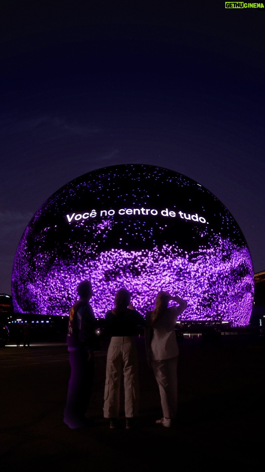Gustavo Stockler Instagram - O @gusta, a @ninatalks e a @gentilfernanda foram conferir de pertinho como foi a homenagem que fizemos para nossos 100 milhões de clientes na Sphere (@spherevegas), em Las Vegas. A maior tela de LED do mundo, com 112 metros de altura, é maior do que ícones como o Big Ben e a Estátua da Liberdade. E só uma tela gigante assim poderia representar a importância que cada cliente tem para o Nubank, né? #VocêNoCentroDeTudo #Nubank100Milhões #NYSE @nyse