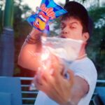 Gustavo Stockler Instagram - Minha teoria de como essa fusão de sabores limitados aconteceu! Acertei @ruffles.oficial? #RufflesFanFic #TeamRufflesBaconzitos #Publicidade