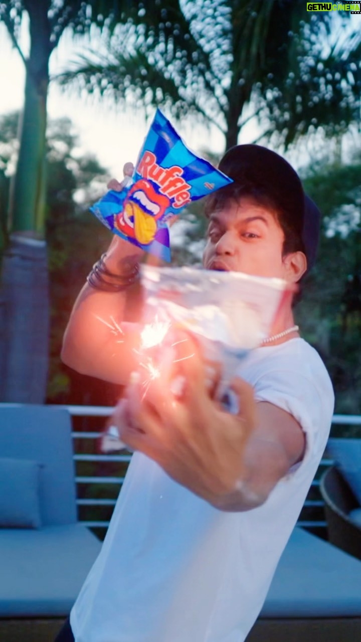 Gustavo Stockler Instagram - Minha teoria de como essa fusão de sabores limitados aconteceu! Acertei @ruffles.oficial? #RufflesFanFic #TeamRufflesBaconzitos #Publicidade