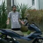 Gustavo Stockler Instagram - MAIS POTENTE, MAIS ESTILOSA E O SONHO DE TODOS! Não to falando de mim, tô falando da nova PCX da @hondamotosbr que é linda, fácil de pilotar, 160 cilindradas, economia de combustível com a tecnologia Idling Stop, porta-objetos de 30 litros e muito mais! Só vem! |Publi