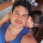 Gustavo Stockler Instagram - UM ANO COM ELA! É tão fácil perceber o bem que ela me faz e o bem que ela faz pra todos em sua volta, né? Desde o primeiro segundo que vi, sabia que era ela. Não tem muita explicação, e nem quero que tenha. Dentro dessa mulher tem muita força, pureza, sensualidade, inocência, garra, inteligência (muita), parceria, amor, cuidado e uma caralhada de adjetivos incríveis que consigo dar. Cada dia com ela é um sorriso diferente, cada dia com ela é mais uma transbordada de felicidade. Eu compartilho pouco com vcs aqui, mas garanto que vivo aquele filme de comédia romântica clichê que a gente tanto ama. Te amo, baby!