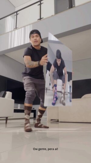 Gustavo Stockler Instagram - Será que eu uso meias trocadas MESMO ou vocês que estão vendo errado? O importante é que tô confortável e estiloso com essa coleção de inverno da @lupooficial. São TANTOS modelos lindos que já quero todooos! | Publi #invernolupo #meiaslupo #dêseumelhor