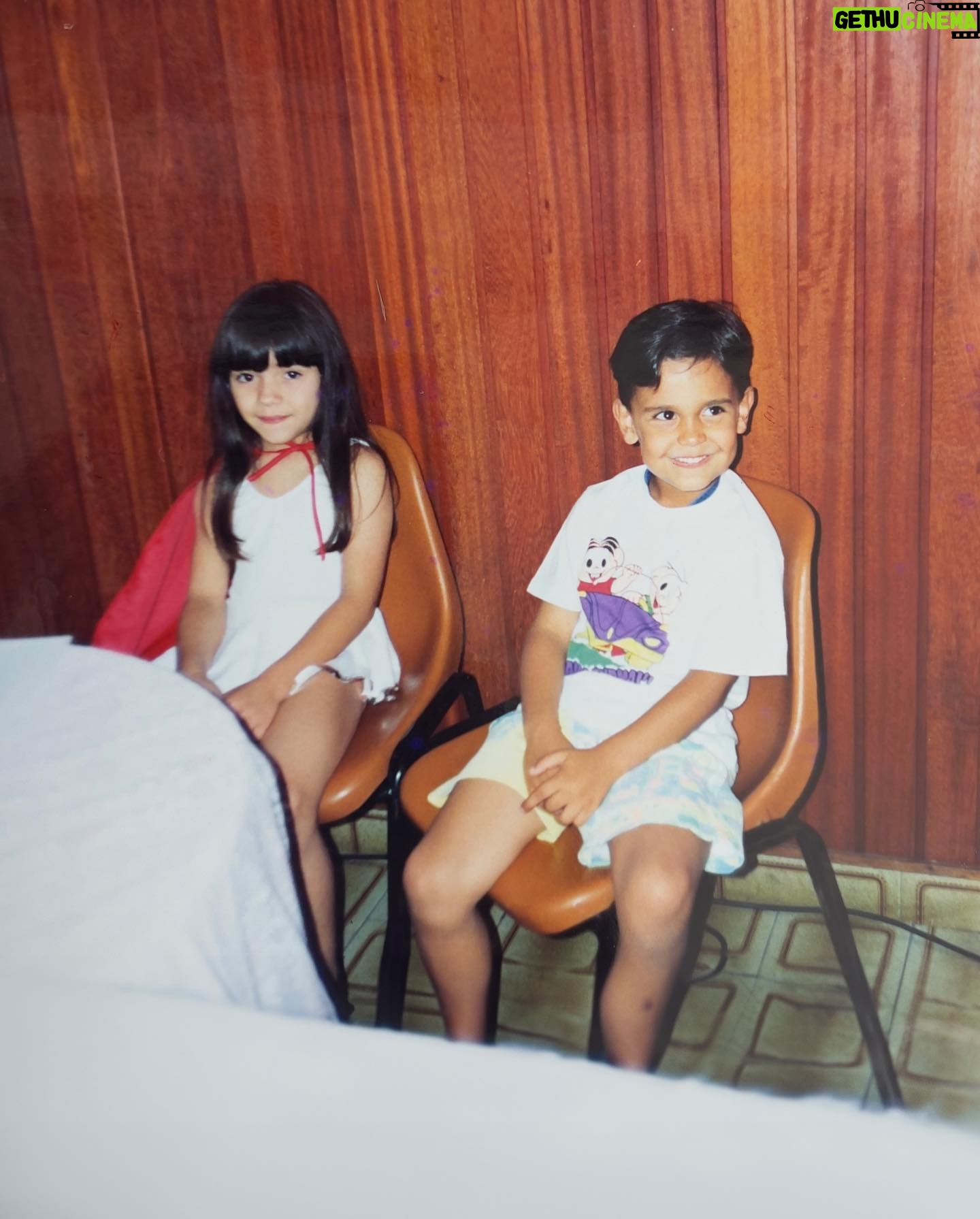 Gustavo Stockler Instagram - Feliz dia das crianças. E a segunda foto não cansa de me surpreender com as coincidências da vida né.