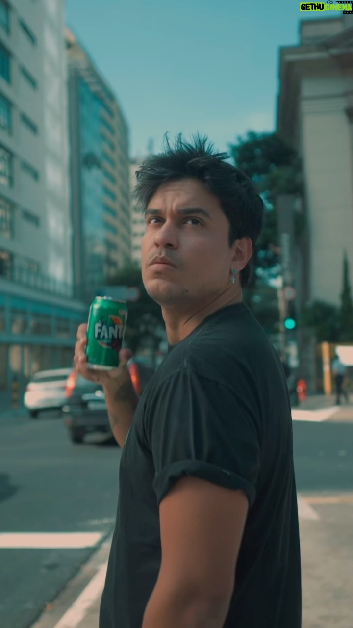 Gustavo Stockler Instagram - Vocês viram isso no céu também? Ou foi só aqui? Sugiro vocês irem atrás de sua Fanta geladinha, escanear o QRcode e se divertir. #FantaPacMan #SeJogaNoSabor