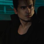 Gustavo Stockler Instagram - Episódio 2 da minissérie em que eu recrio Periféricos, lançamento no catálogo do @primevideobr! Se você não viu o primeiro, volta alguns reels pra ver. Periféricos é uma série que mistura distopia, tecnologia, futuro, presente e passado. Corre pra assinar o Prime Video! #publicidade