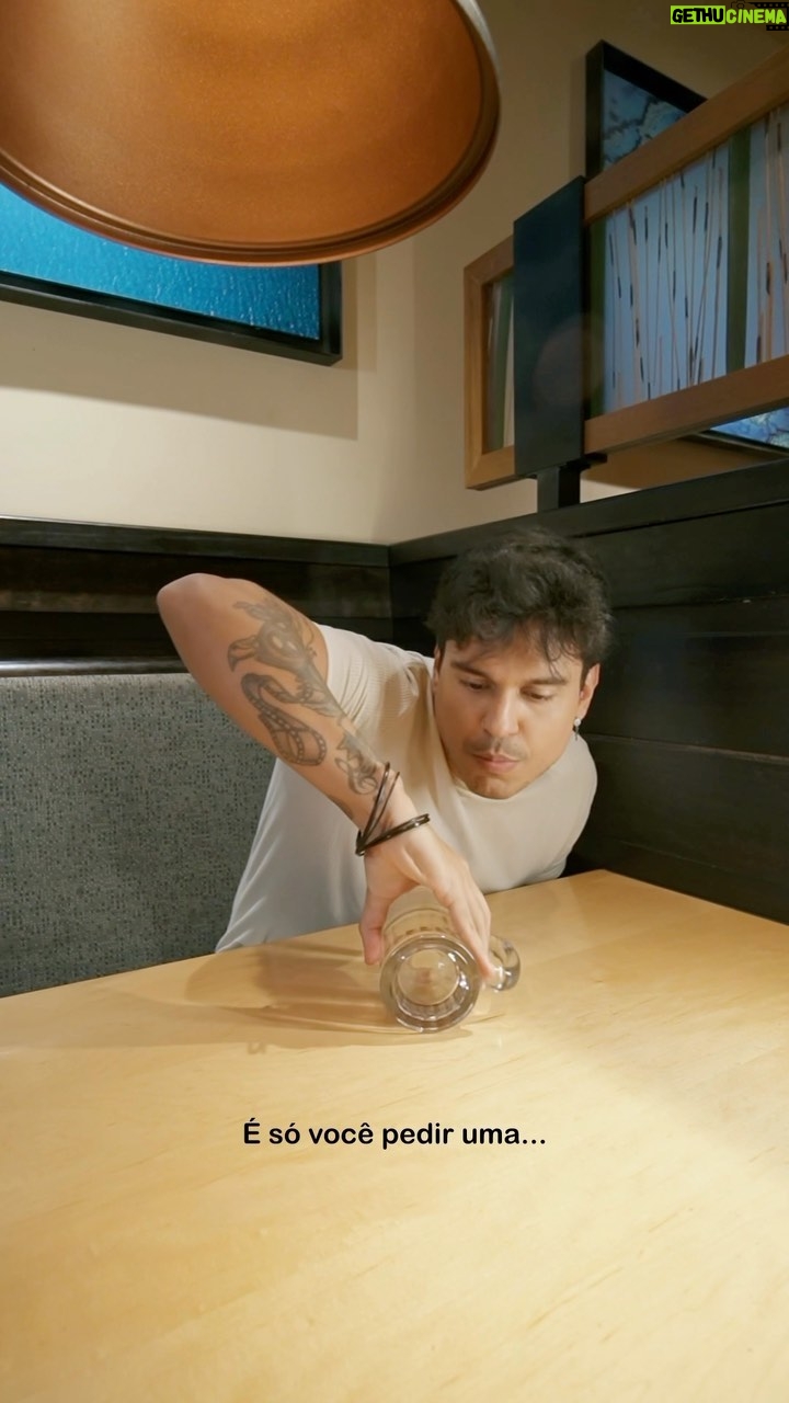 Gustavo Stockler Instagram - É fácil assim! Pra ganhar uma Caneca do Outback, é só pedir uma Jr Ribs uma bebida* e pronto: você pode escolher um entre os 6 modelos irados! CORRE pro @outbackbrasil pq é por tempo limitado! |Publi *consulte o regulamento