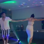 Gustavo Stockler Instagram - UM ANO COM ELA! É tão fácil perceber o bem que ela me faz e o bem que ela faz pra todos em sua volta, né? Desde o primeiro segundo que vi, sabia que era ela. Não tem muita explicação, e nem quero que tenha. Dentro dessa mulher tem muita força, pureza, sensualidade, inocência, garra, inteligência (muita), parceria, amor, cuidado e uma caralhada de adjetivos incríveis que consigo dar. Cada dia com ela é um sorriso diferente, cada dia com ela é mais uma transbordada de felicidade. Eu compartilho pouco com vcs aqui, mas garanto que vivo aquele filme de comédia romântica clichê que a gente tanto ama. Te amo, baby!