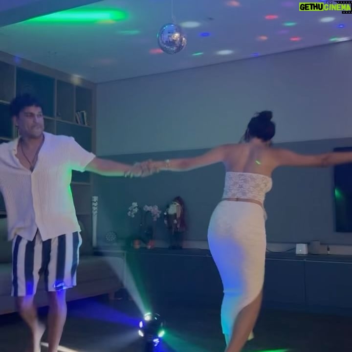 Gustavo Stockler Instagram - UM ANO COM ELA! É tão fácil perceber o bem que ela me faz e o bem que ela faz pra todos em sua volta, né? Desde o primeiro segundo que vi, sabia que era ela. Não tem muita explicação, e nem quero que tenha. Dentro dessa mulher tem muita força, pureza, sensualidade, inocência, garra, inteligência (muita), parceria, amor, cuidado e uma caralhada de adjetivos incríveis que consigo dar. Cada dia com ela é um sorriso diferente, cada dia com ela é mais uma transbordada de felicidade. Eu compartilho pouco com vcs aqui, mas garanto que vivo aquele filme de comédia romântica clichê que a gente tanto ama. Te amo, baby!