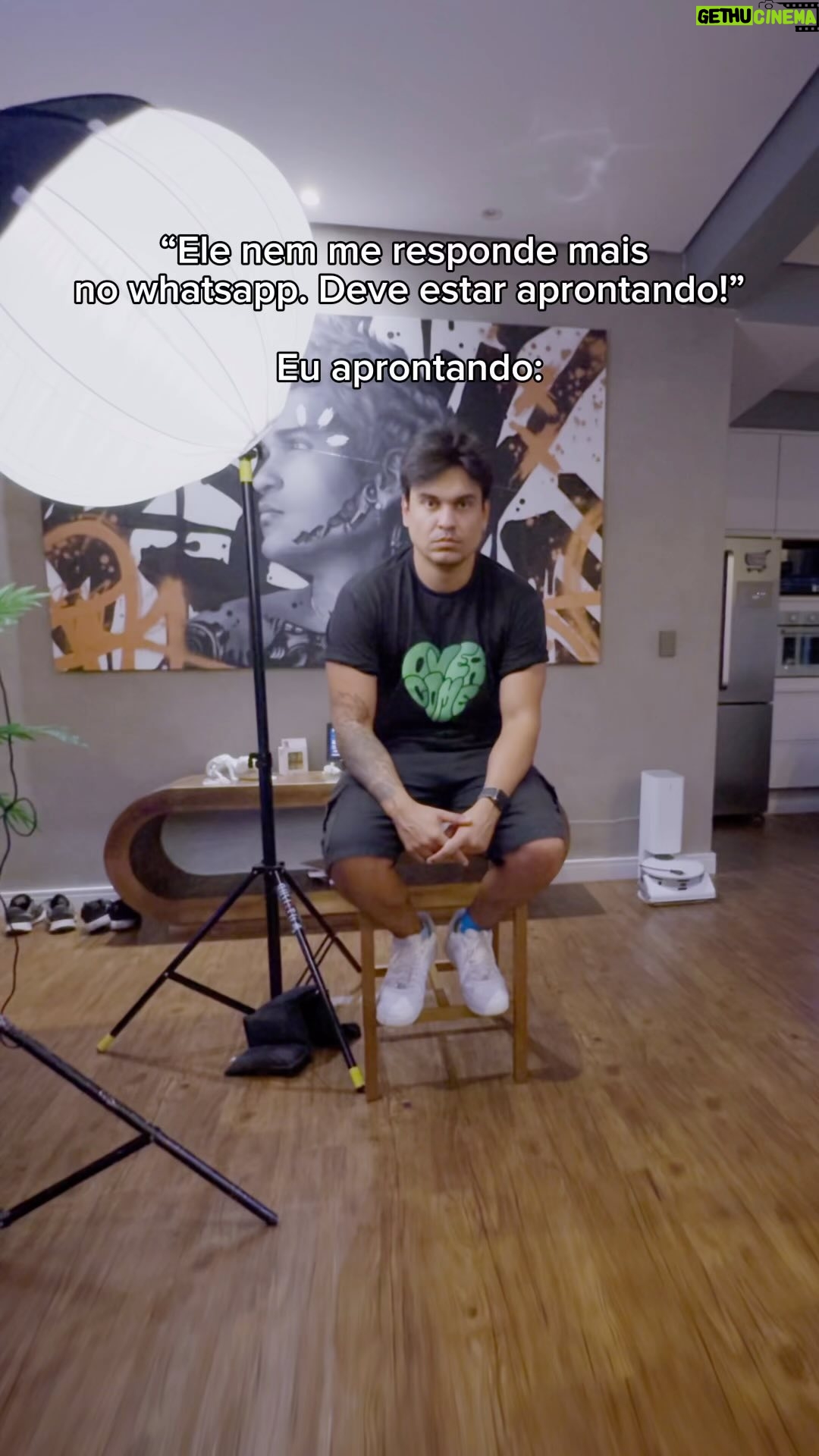 Gustavo Stockler Instagram - “Será que ele tá me traindo?” Eu: 🤡🤡🤡
