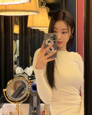Gyeongree Instagram - behind ..🔖
얼른 보고싶어!