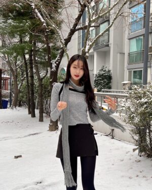 Gyeongree Instagram - 눈.. 꽤나 좋아하는 척😬
