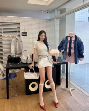 Gyeongree Instagram - 너무 이쁘다고! 𝐆𝐫𝐨𝐯𝐞 🤍~~ 🌸🦋